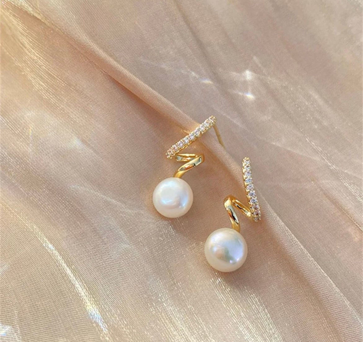 Twisted Pearl Minimalist Cute Earring