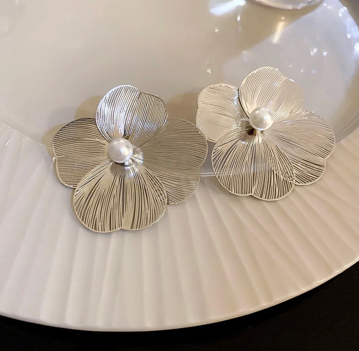 Silver Fashion Pearl Metal Flower Earrings