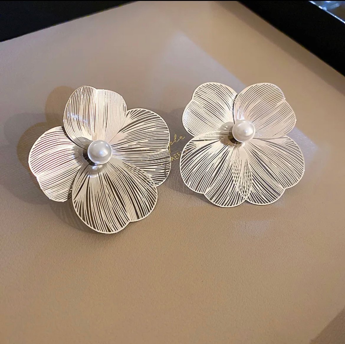 Silver Fashion Pearl Metal Flower Earrings